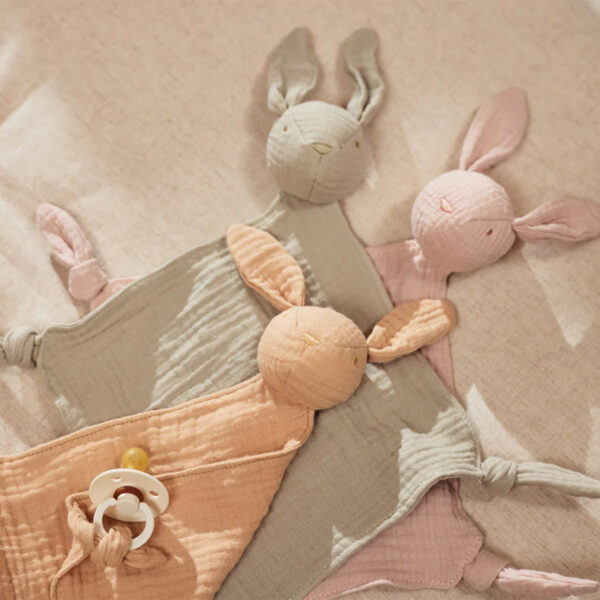 doudou personnalise l'armoire de bebe doudou lapin girafe attache sucette