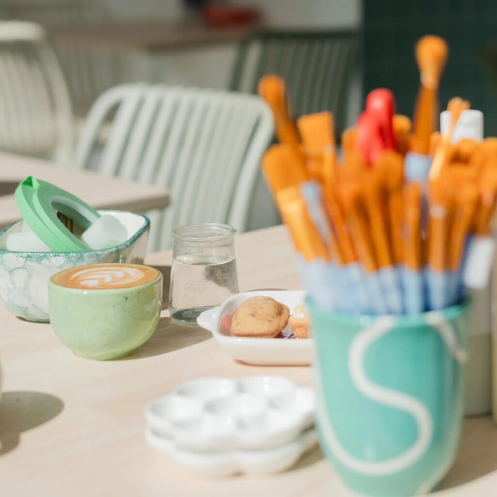 Atelier décoration céramique autour d'un goûter meilleure idée cadeau maman