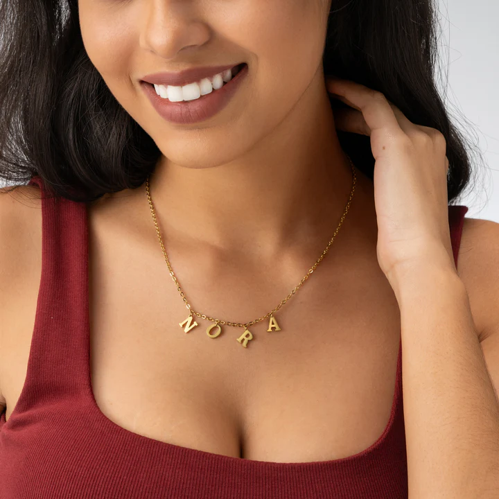 Collier prénom suspendu personnalisé meilleure idée cadeau femme